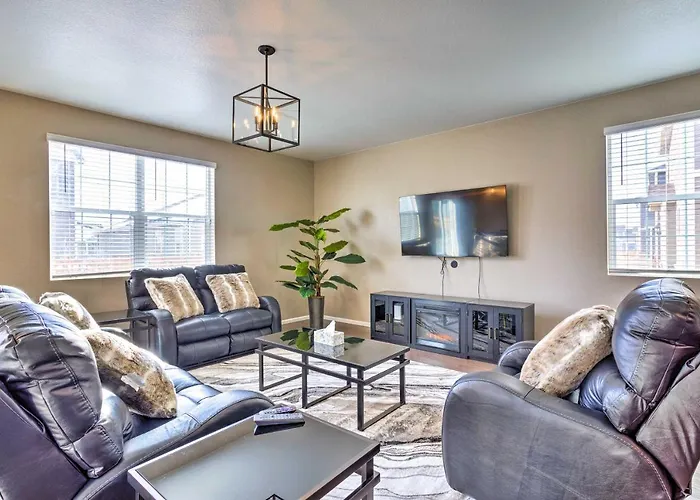 Spacious Aurora House With Yard About 10 Mi To Dia!